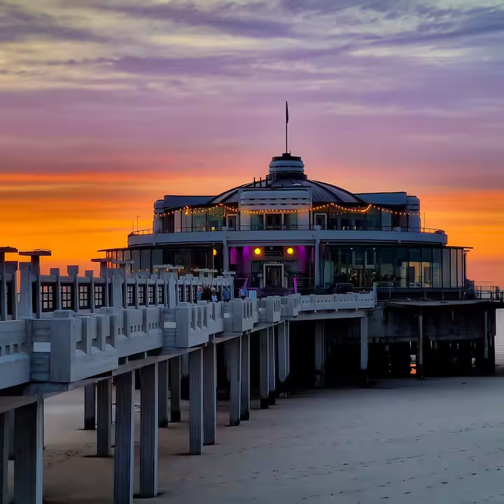 De pier van Blankenberge bij zonsondergang