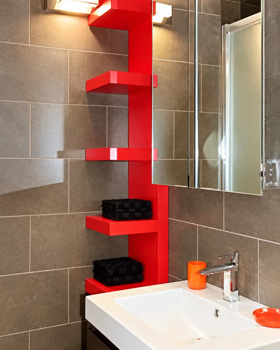 Badkamer met lavabo en spiegel