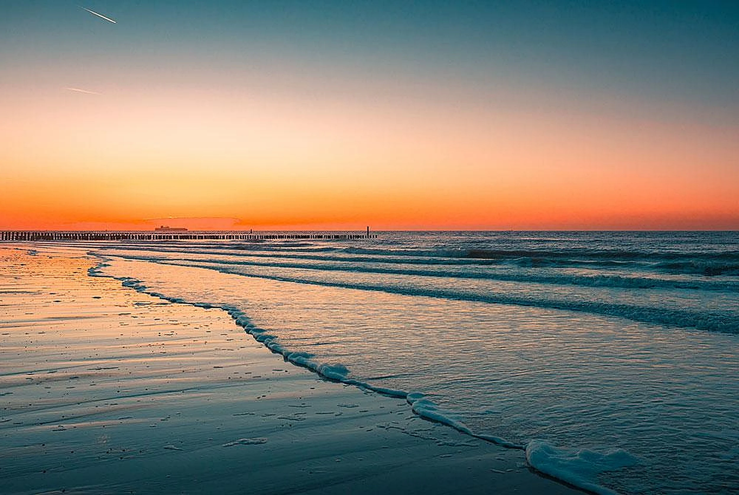 Strand en zee bij zonsondergang